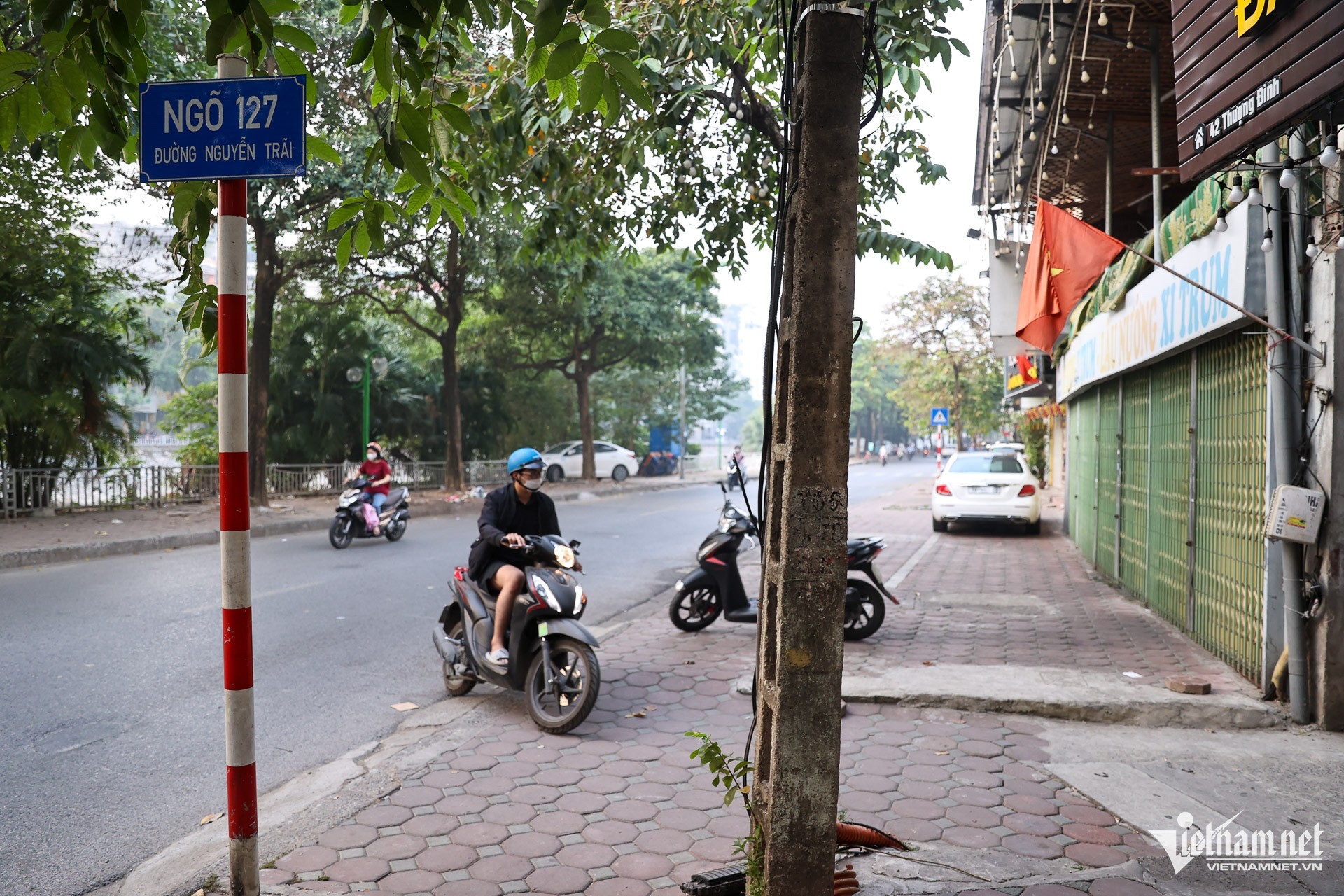 Hà Nội: Dân ngõ nhỏ tự làm barie chắn xe qua lại trong giờ cao điểm ảnh 1