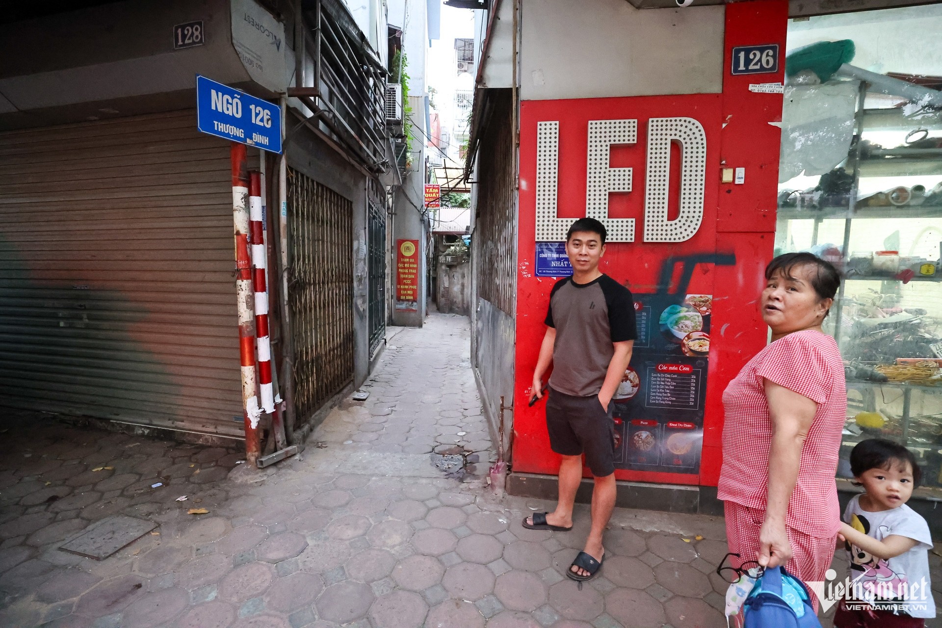 Hà Nội: Dân ngõ nhỏ tự làm barie chắn xe qua lại trong giờ cao điểm ảnh 13