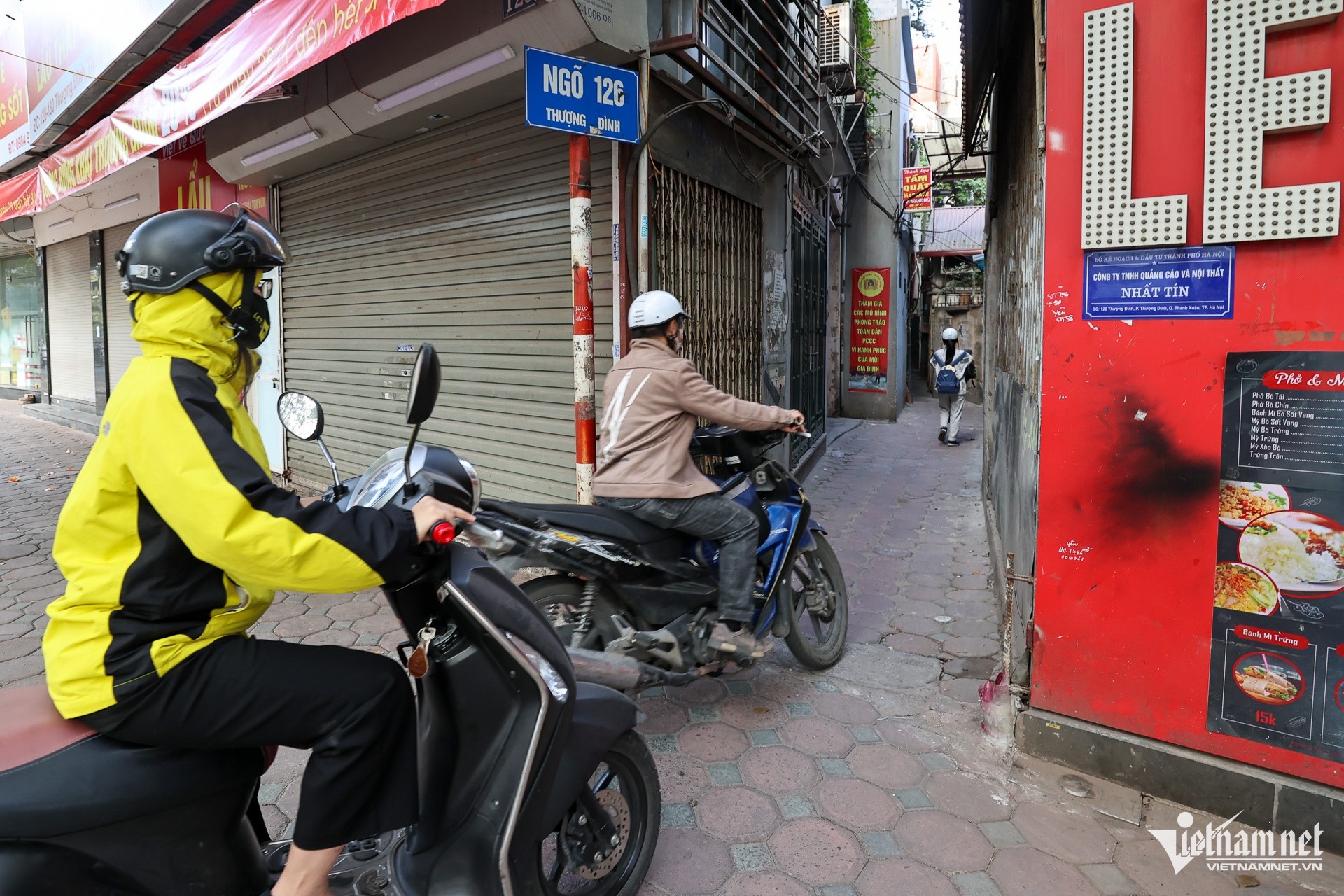 Dỡ barie ngõ nhỏ, người đi xe máy 'cắt' ngang dòng phương tiện để lên cầu vượt ảnh 1