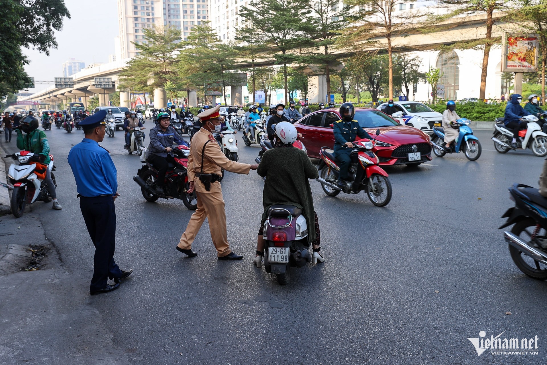 Dỡ barie ngõ nhỏ, người đi xe máy 'cắt' ngang dòng phương tiện để lên cầu vượt ảnh 10