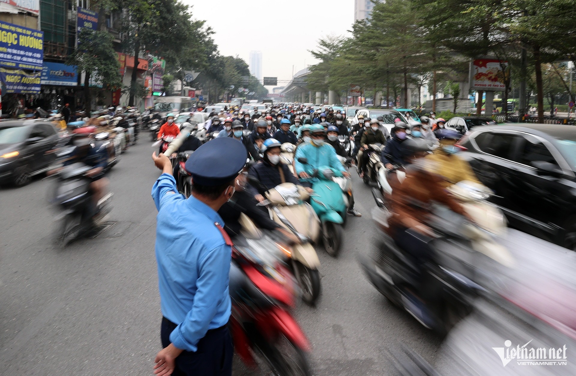 Dỡ barie ngõ nhỏ, người đi xe máy 'cắt' ngang dòng phương tiện để lên cầu vượt ảnh 11