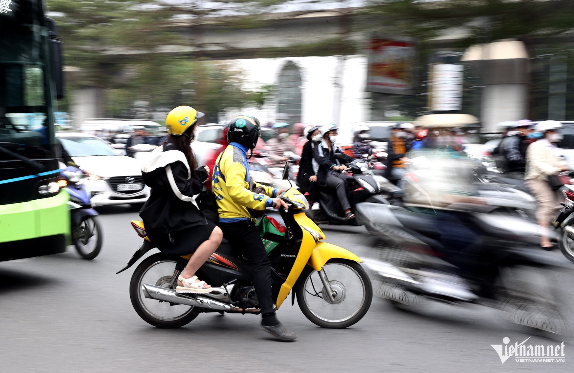 Dỡ barie ngõ nhỏ, người đi xe máy 'cắt' ngang dòng phương tiện để lên cầu vượt ảnh 4