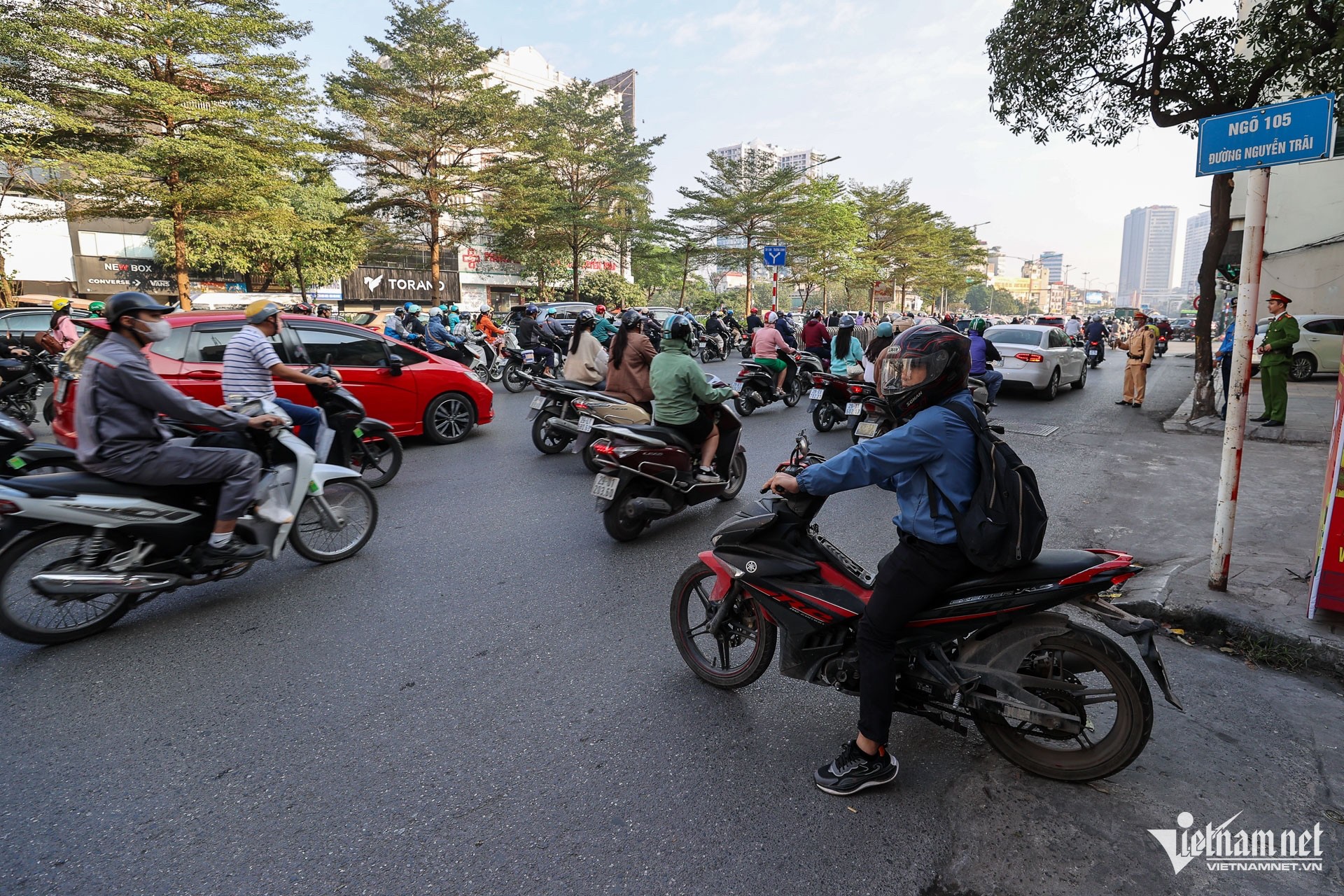 Dỡ barie ngõ nhỏ, người đi xe máy 'cắt' ngang dòng phương tiện để lên cầu vượt ảnh 6