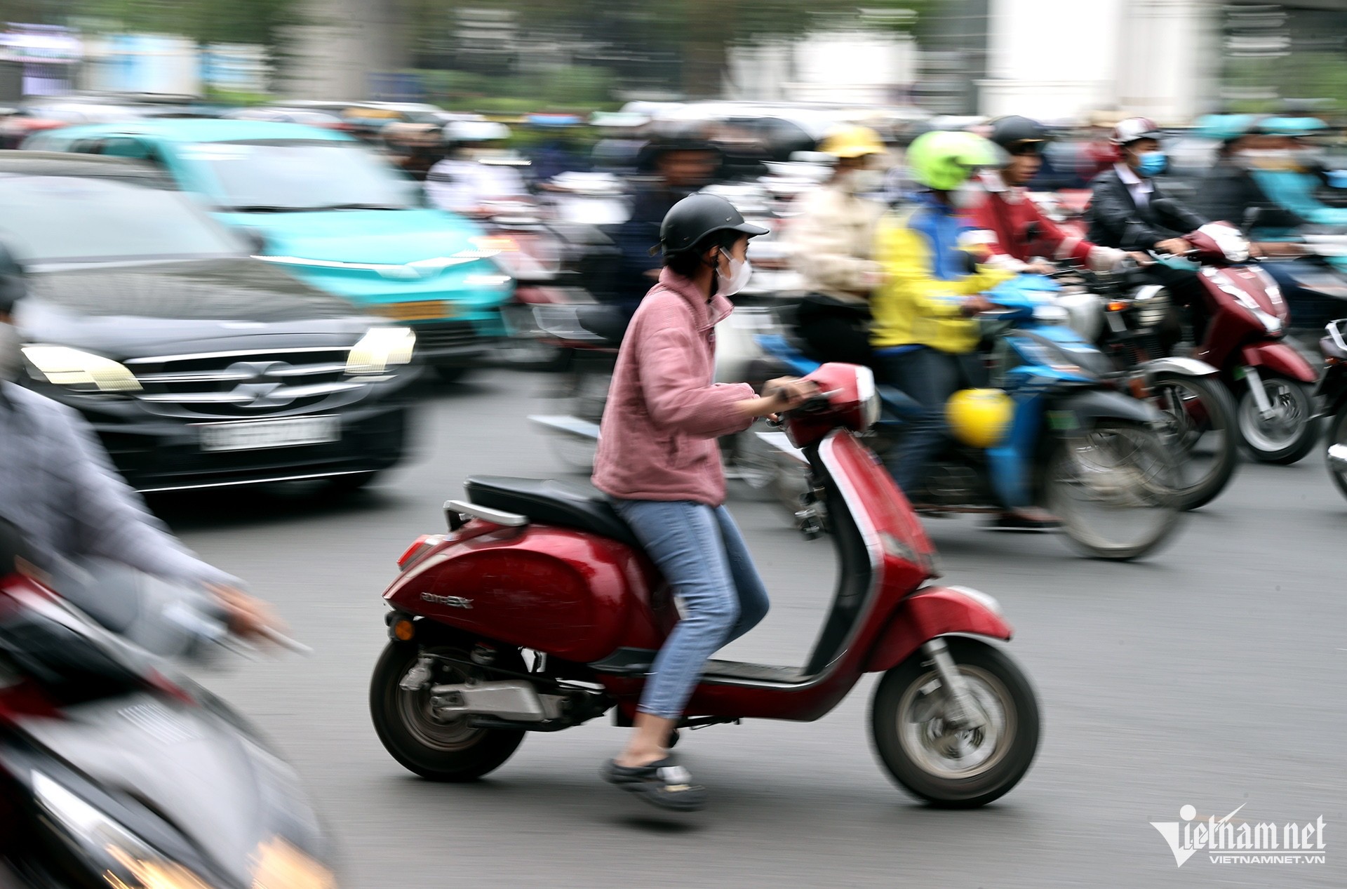 Dỡ barie ngõ nhỏ, người đi xe máy 'cắt' ngang dòng phương tiện để lên cầu vượt ảnh 7