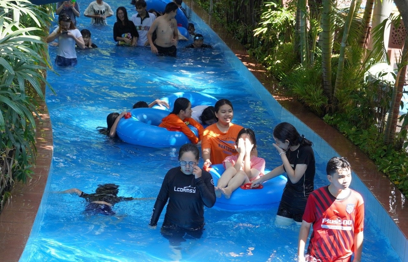 Hàng nghìn người đến công viên Đầm Sen và Suối Tiên 'giải nhiệt' ảnh 4
