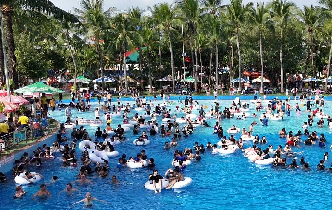 Hàng nghìn người đến công viên Đầm Sen và Suối Tiên 'giải nhiệt' ảnh 3