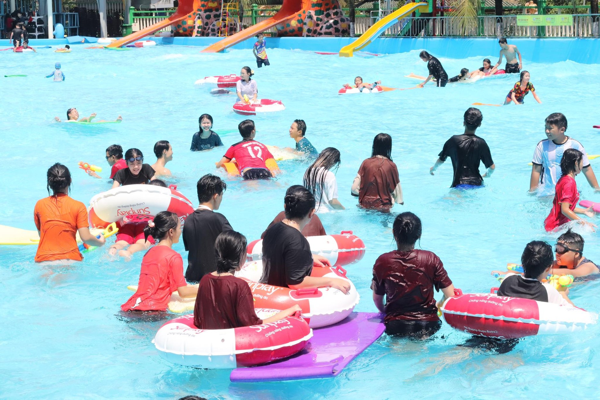 Hàng nghìn người đến công viên Đầm Sen và Suối Tiên 'giải nhiệt' ảnh 8