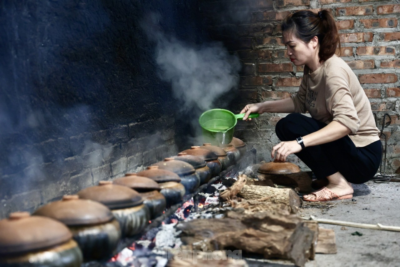 Làng Vũ Đại rực lửa vụ Tết, đeo kính bơi kho cá thâu đêm ảnh 12