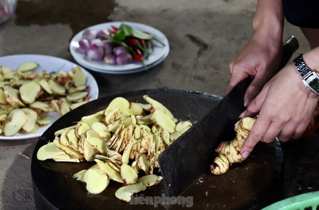 Làng Vũ Đại rực lửa vụ Tết, đeo kính bơi kho cá thâu đêm ảnh 5