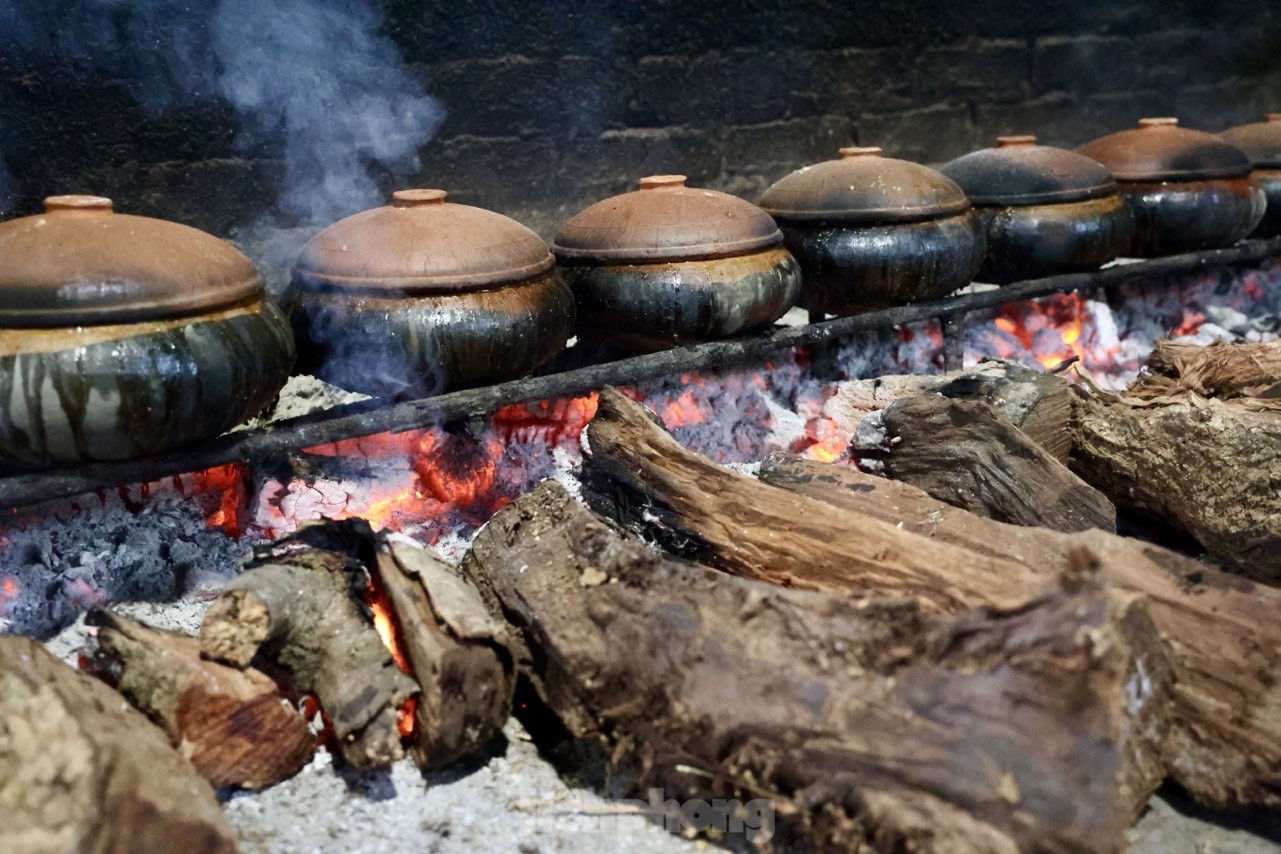 Làng Vũ Đại rực lửa vụ Tết, đeo kính bơi kho cá thâu đêm ảnh 10