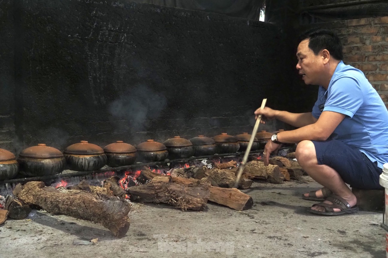 Làng Vũ Đại rực lửa vụ Tết, đeo kính bơi kho cá thâu đêm ảnh 13