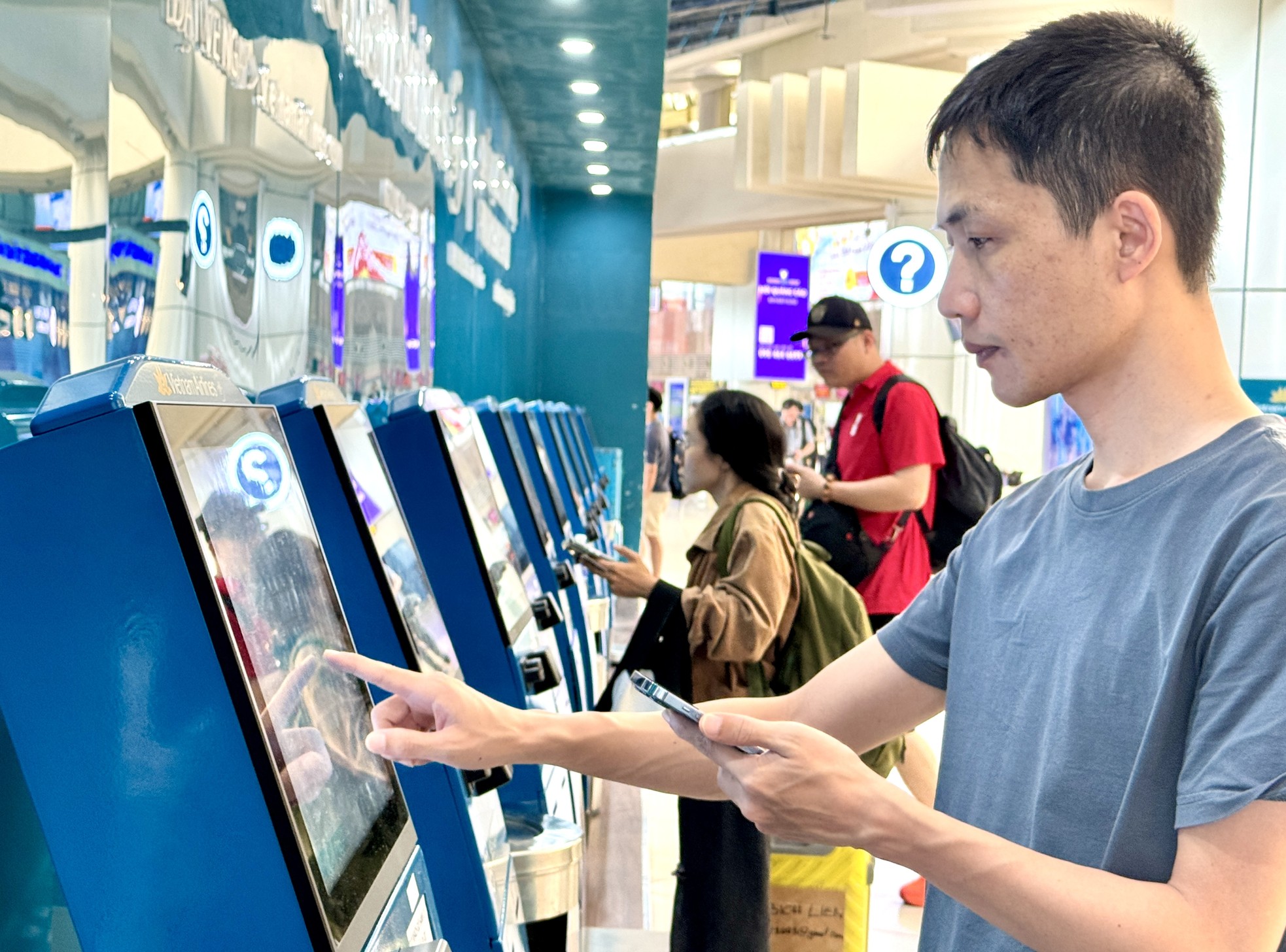 Khách nườm nượp qua sân bay Nội Bài, an ninh tăng cường kiểm soát ảnh 14