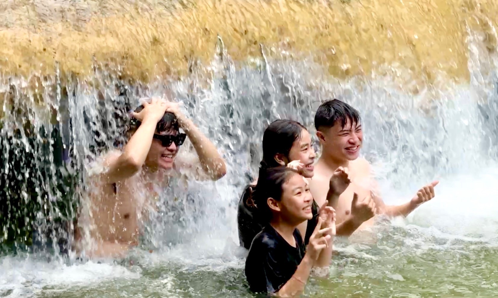 Giới trẻ khám phá thác Mây '9 bậc tình yêu' ở xứ Thanh