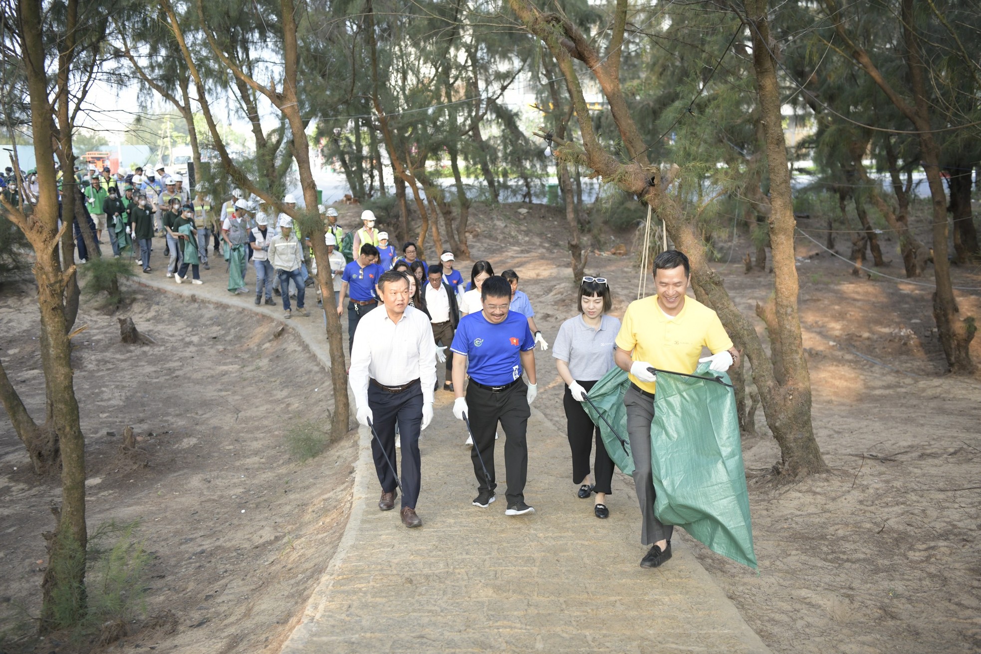Tiền Phong Marathon 2024 đồng hành cùng hoạt động dọn sạch bãi biển ảnh 6