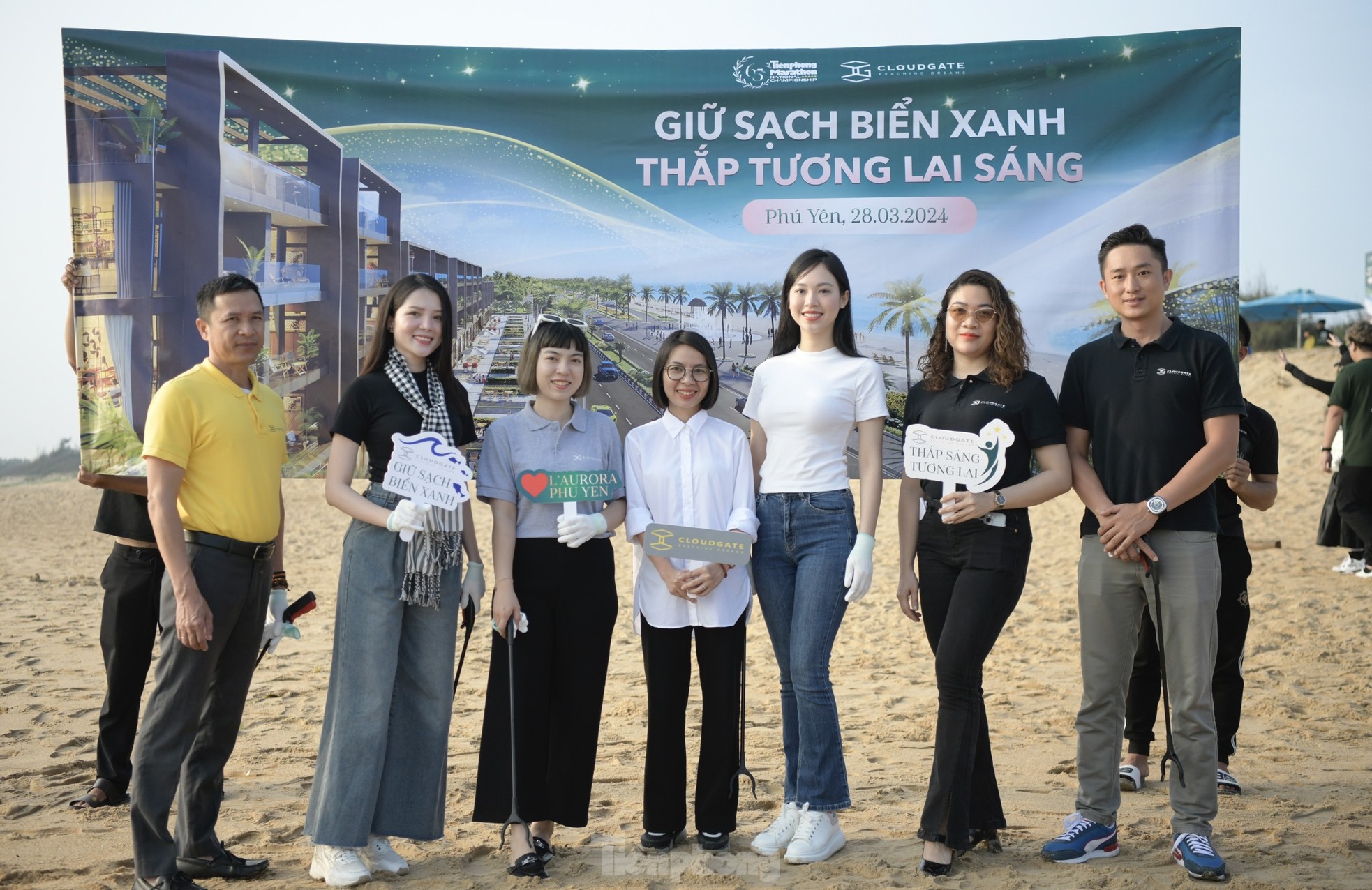 Tiền Phong Marathon 2024 đồng hành cùng hoạt động dọn sạch bãi biển ảnh 12