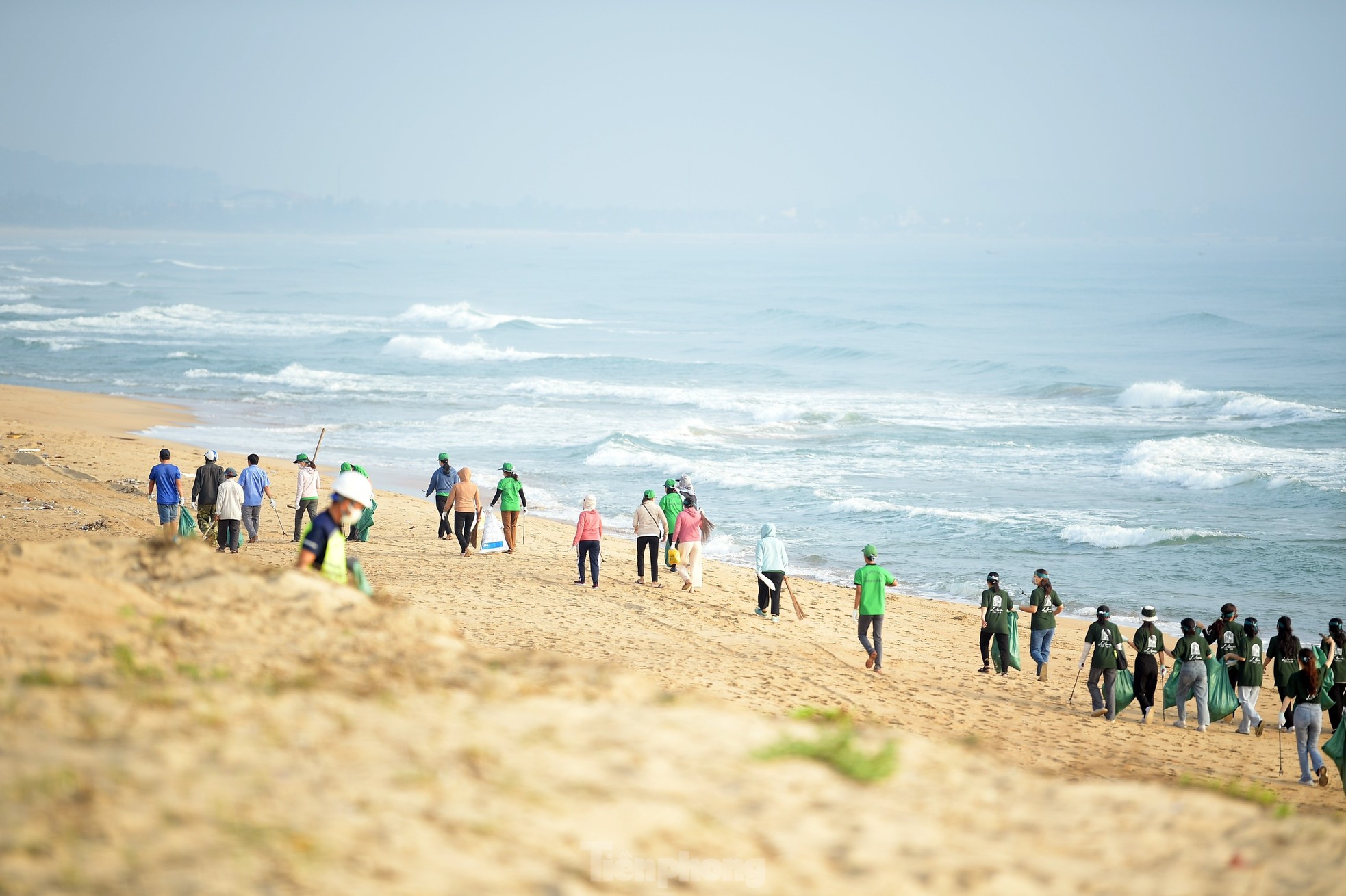 Tiền Phong Marathon 2024 đồng hành cùng hoạt động dọn sạch bãi biển ảnh 11