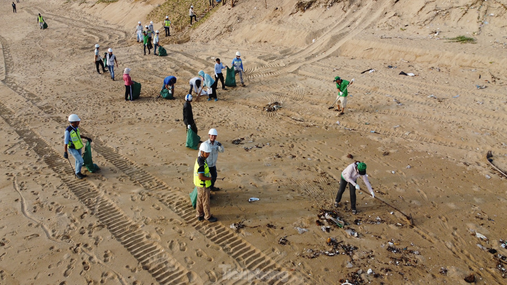 Tiền Phong Marathon 2024 đồng hành cùng hoạt động dọn sạch bãi biển ảnh 9