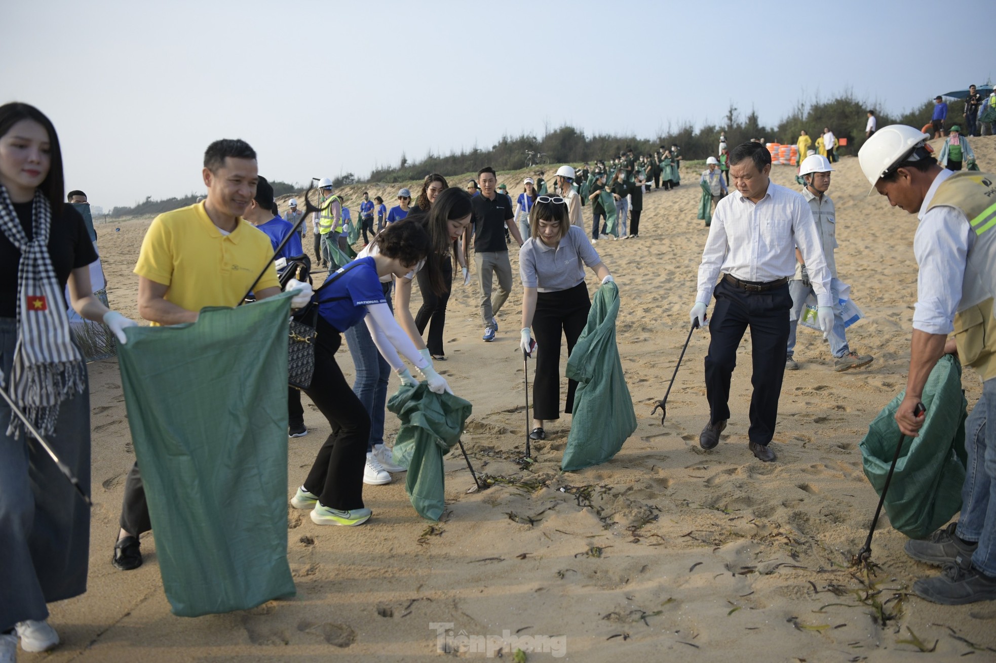 Tiền Phong Marathon 2024 đồng hành cùng hoạt động dọn sạch bãi biển ảnh 8