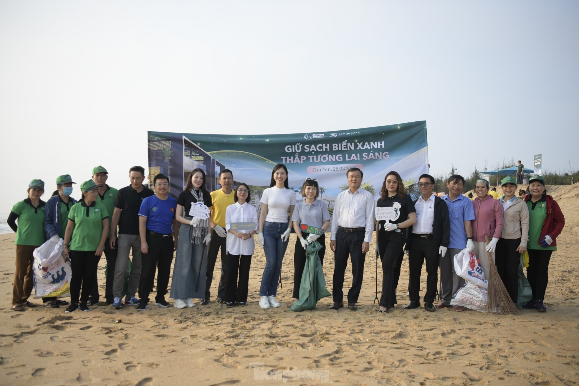 Tiền Phong Marathon 2024 đồng hành cùng hoạt động dọn sạch bãi biển ảnh 13
