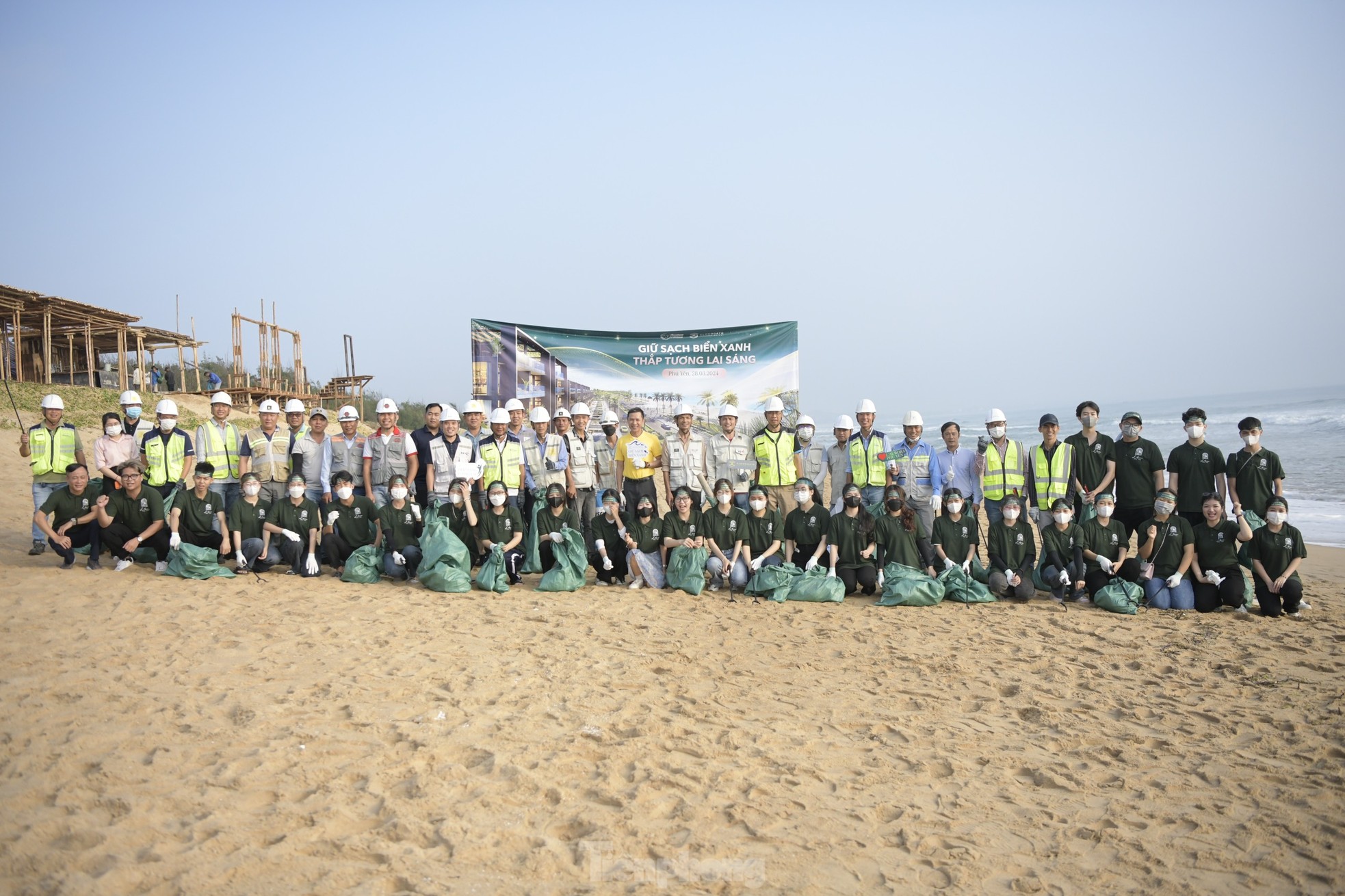 Tiền Phong Marathon 2024 đồng hành cùng hoạt động dọn sạch bãi biển ảnh 14