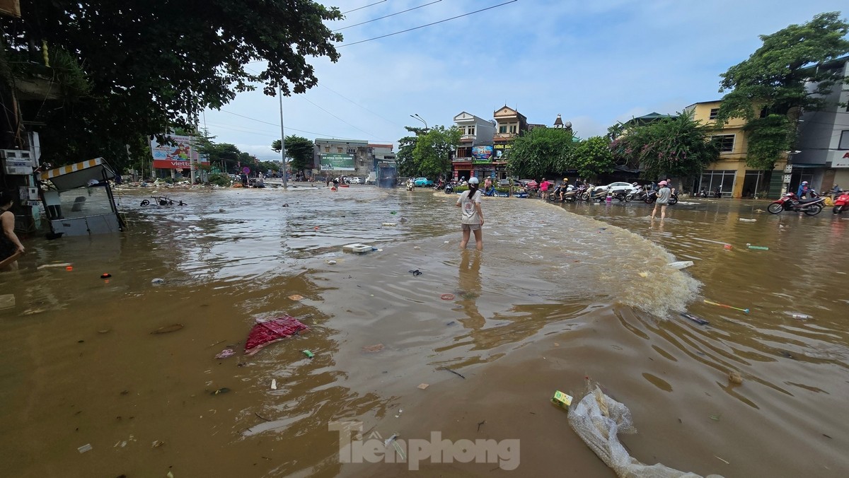 'Biển rác' nổi trên nước lũ ở Tuyên Quang- Ảnh 1.