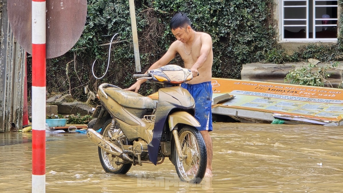 'Biển rác' nổi trên nước lũ ở Tuyên Quang- Ảnh 18.