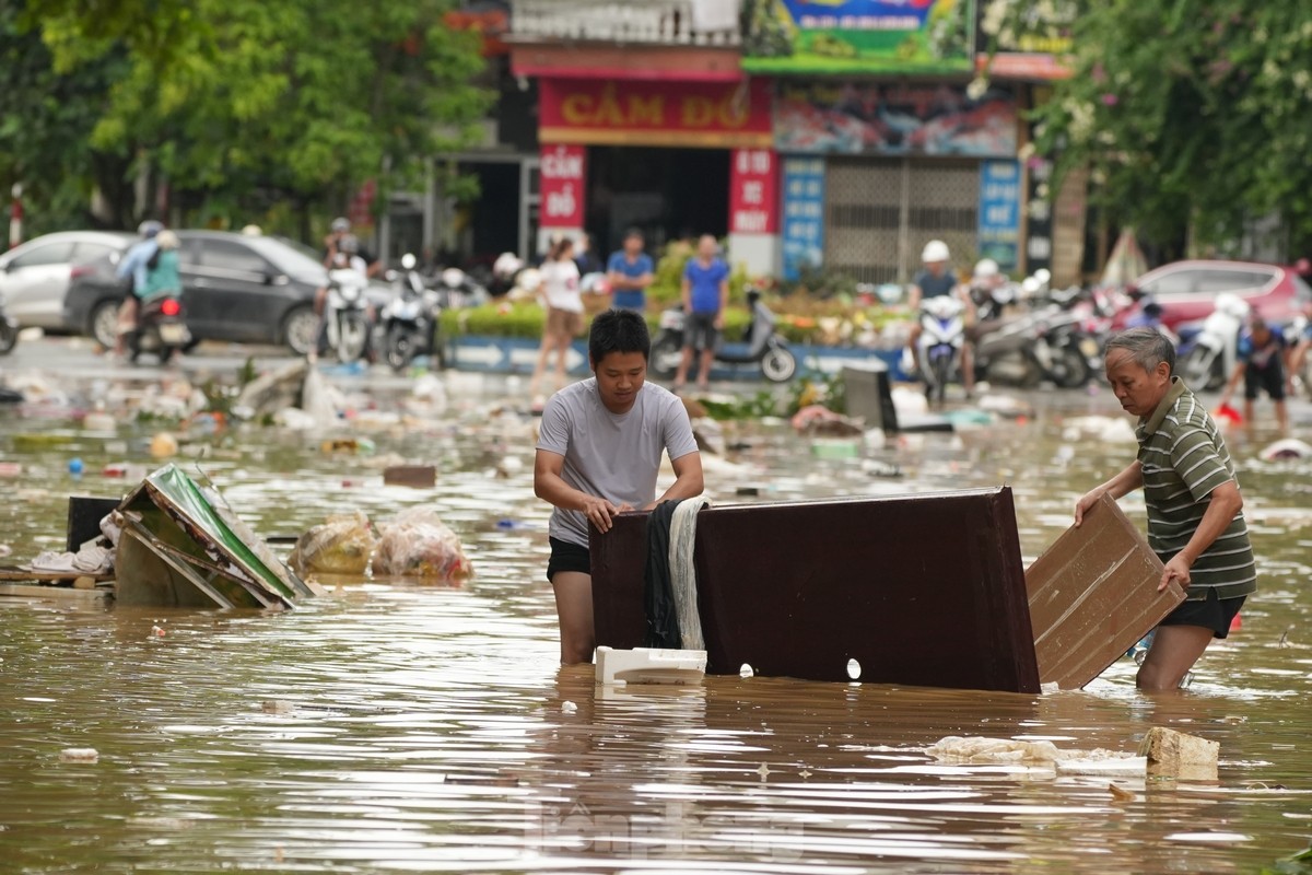 'Biển rác' nổi trên nước lũ ở Tuyên Quang- Ảnh 12.