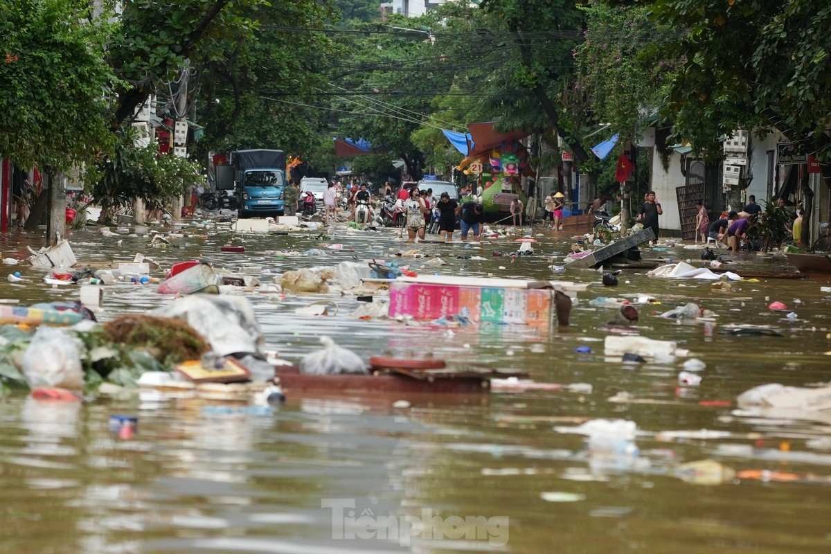 'Biển rác' nổi trên nước lũ ở Tuyên Quang- Ảnh 15.