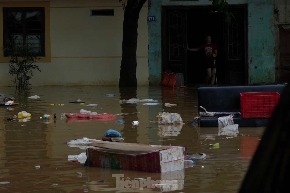 'Biển rác' nổi trên nước lũ ở Tuyên Quang- Ảnh 11.