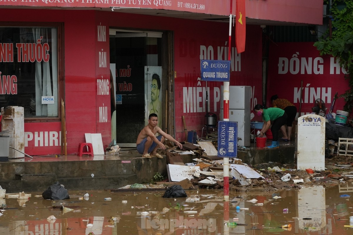 'Biển rác' nổi trên nước lũ ở Tuyên Quang- Ảnh 8.