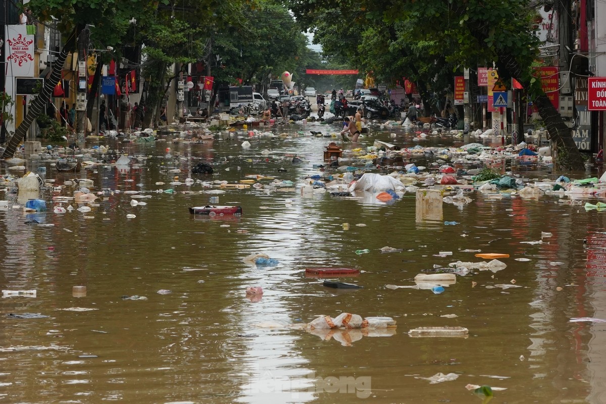 'Biển rác' nổi trên nước lũ ở Tuyên Quang- Ảnh 5.