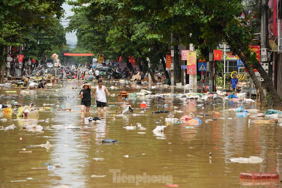 'Biển rác' nổi trên nước lũ ở Tuyên Quang- Ảnh 4.