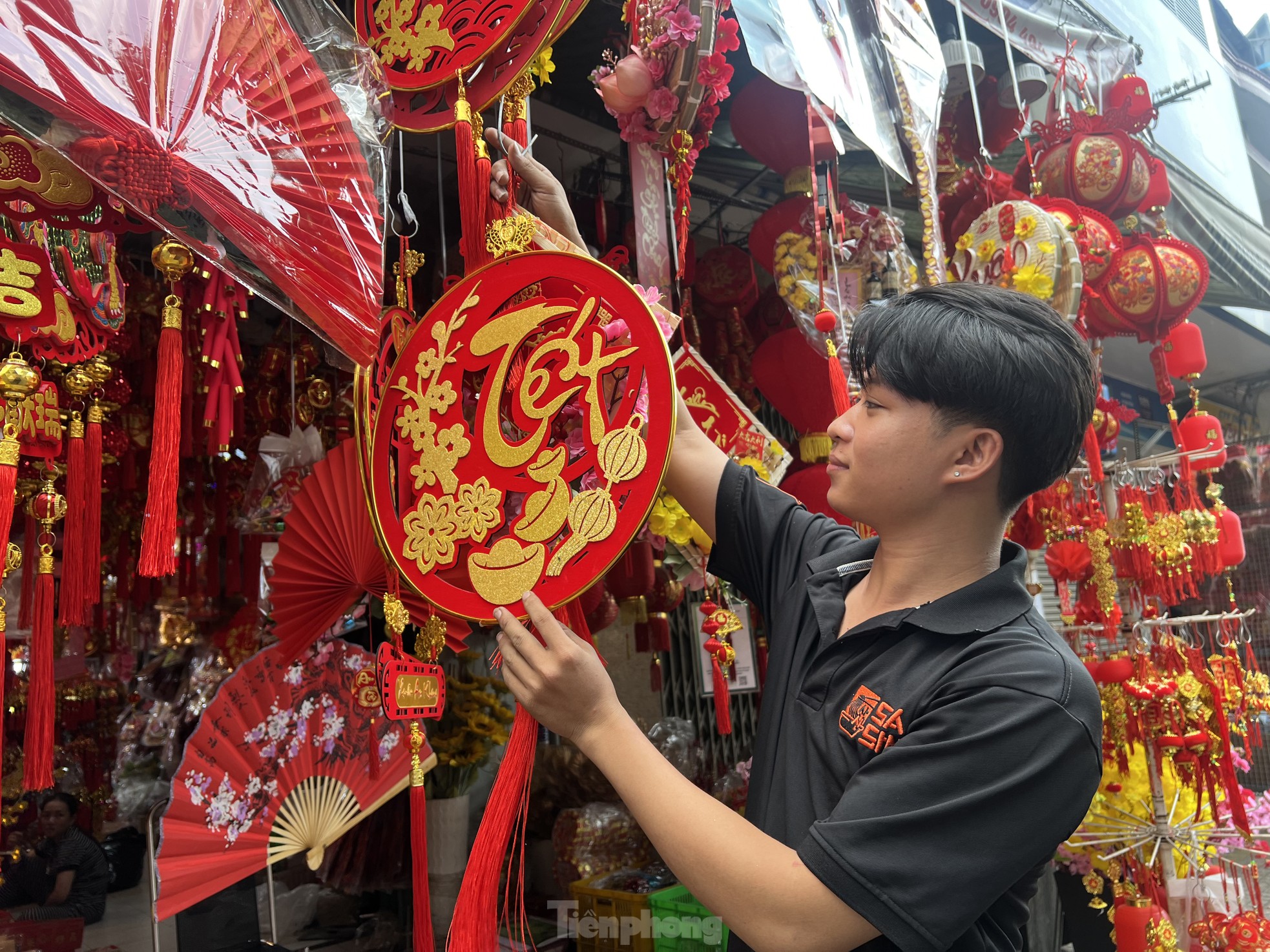 Phố đồ trang trí tết lớn nhất TPHCM: Tiểu thương than 'trăm người bán, vài người mua' ảnh 1