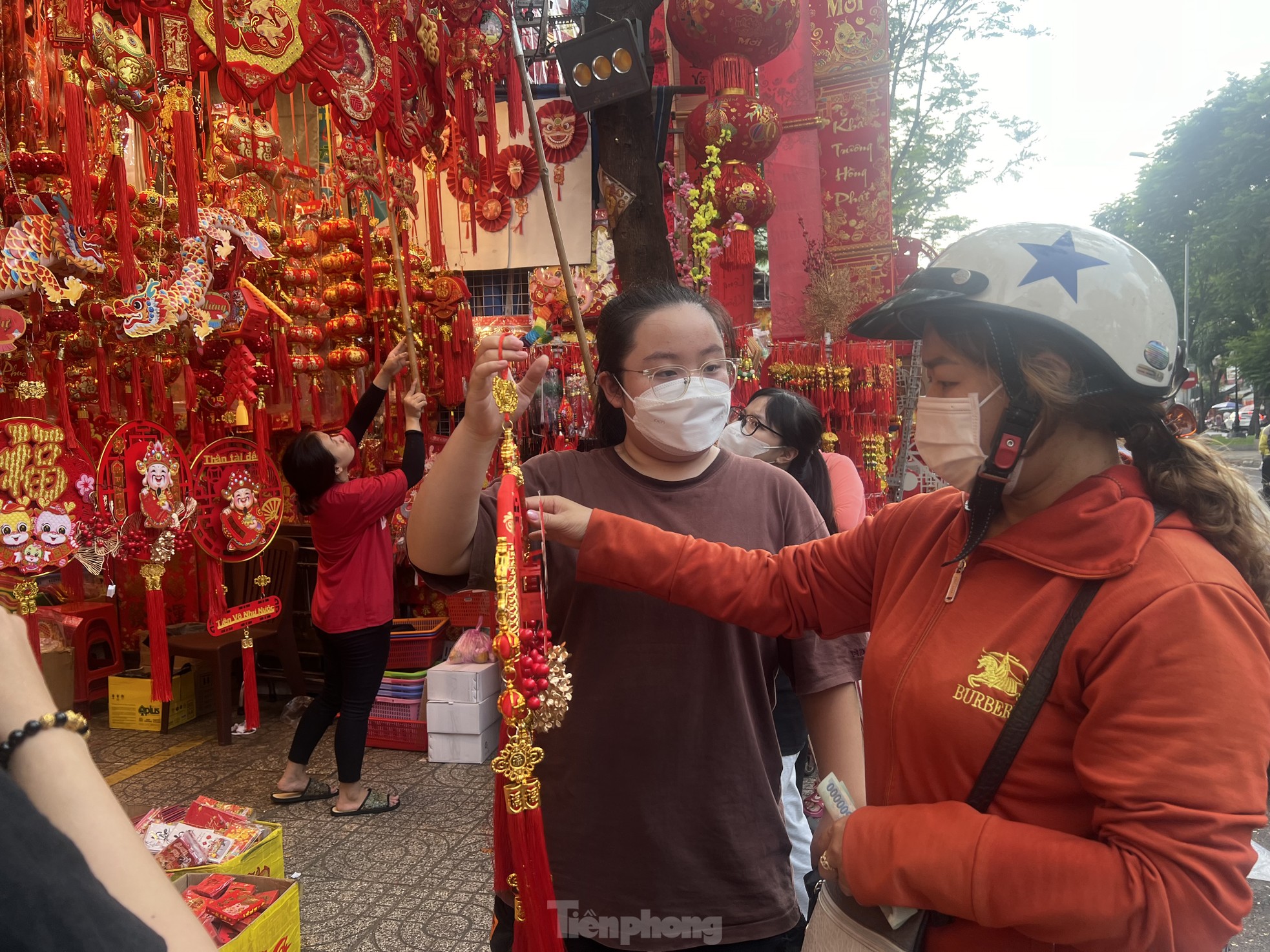 Phố đồ trang trí tết lớn nhất TPHCM: Tiểu thương than 'trăm người bán, vài người mua' ảnh 4