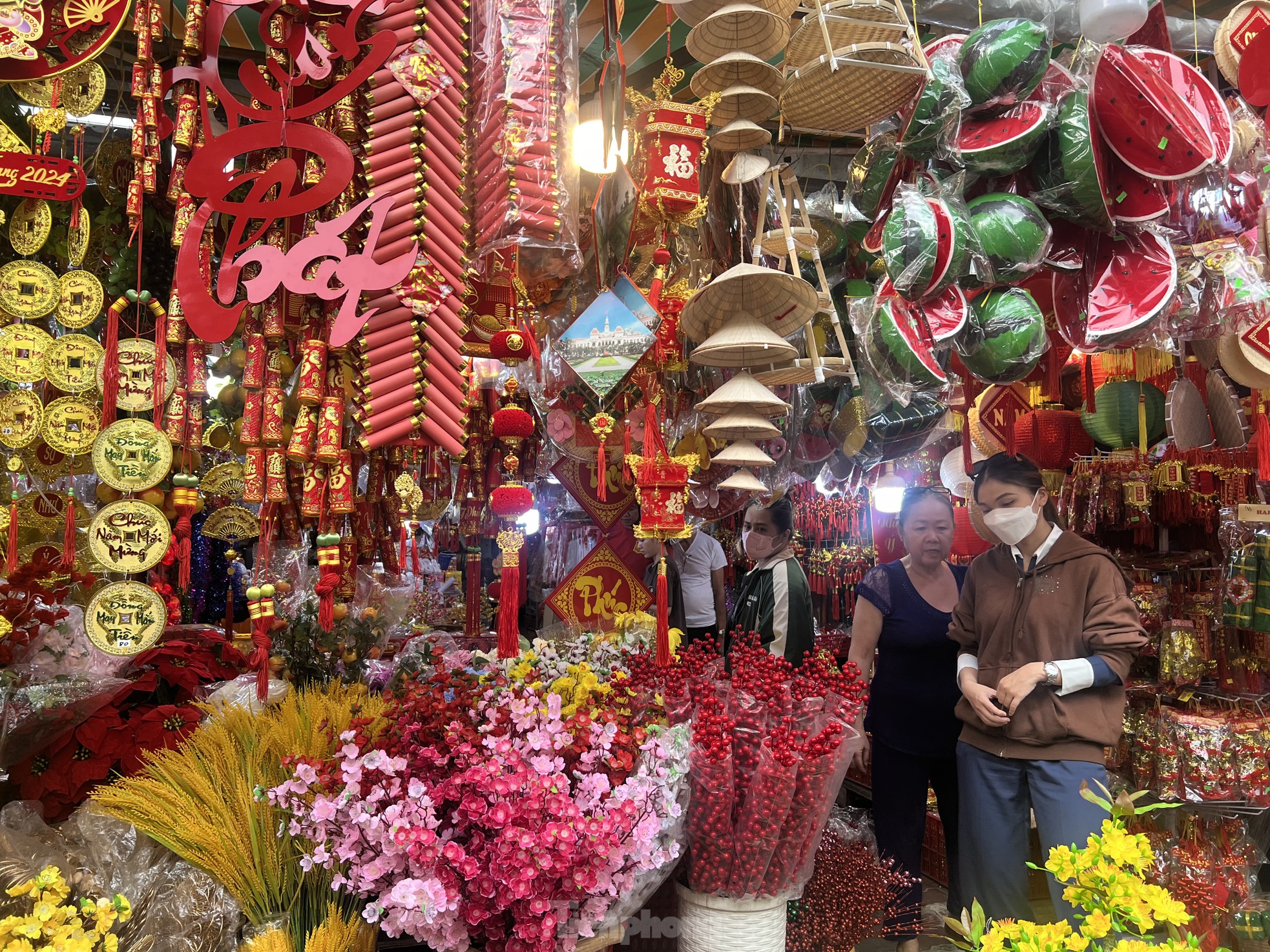 Phố đồ trang trí tết lớn nhất TPHCM: Tiểu thương than 'trăm người bán, vài người mua' ảnh 6