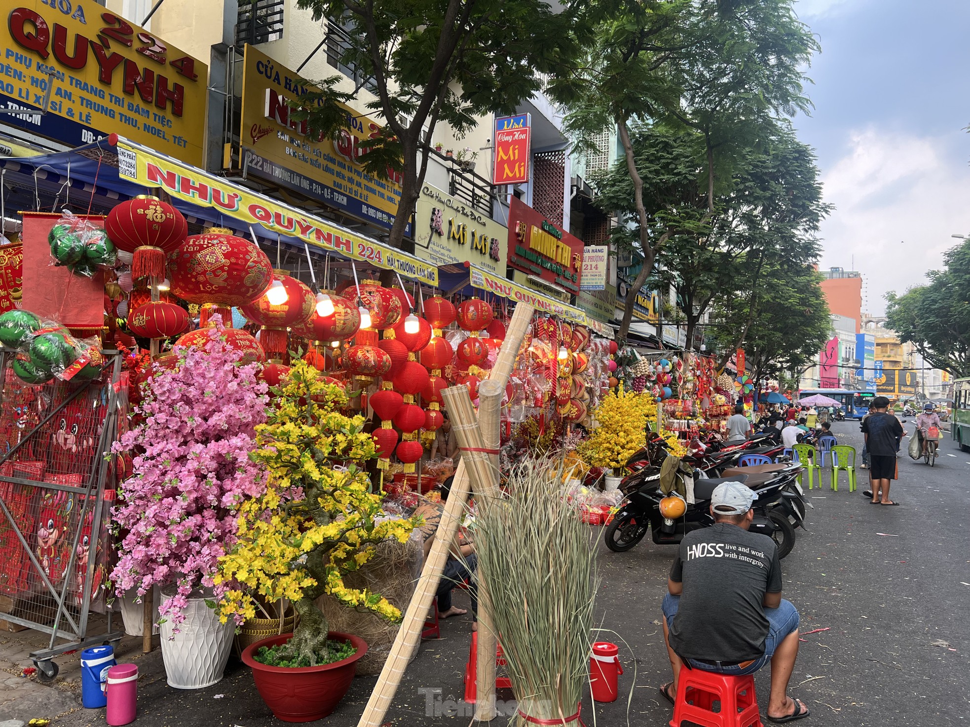 Phố đồ trang trí tết lớn nhất TPHCM: Tiểu thương than 'trăm người bán, vài người mua' ảnh 8