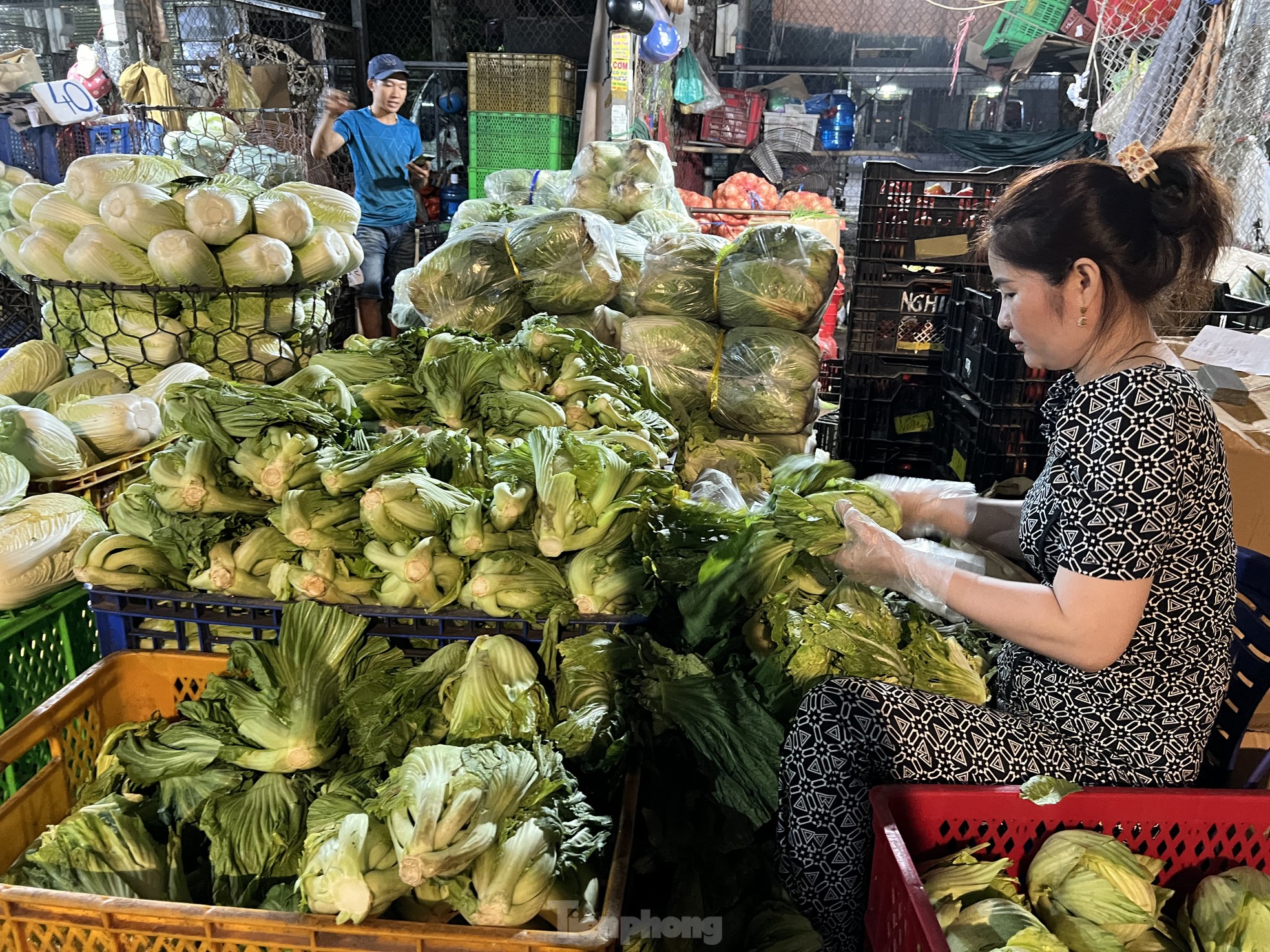 Chợ họp xuyên đêm, khách 'tràn' vào siêu thị từ mờ sáng 28 Tết ảnh 11