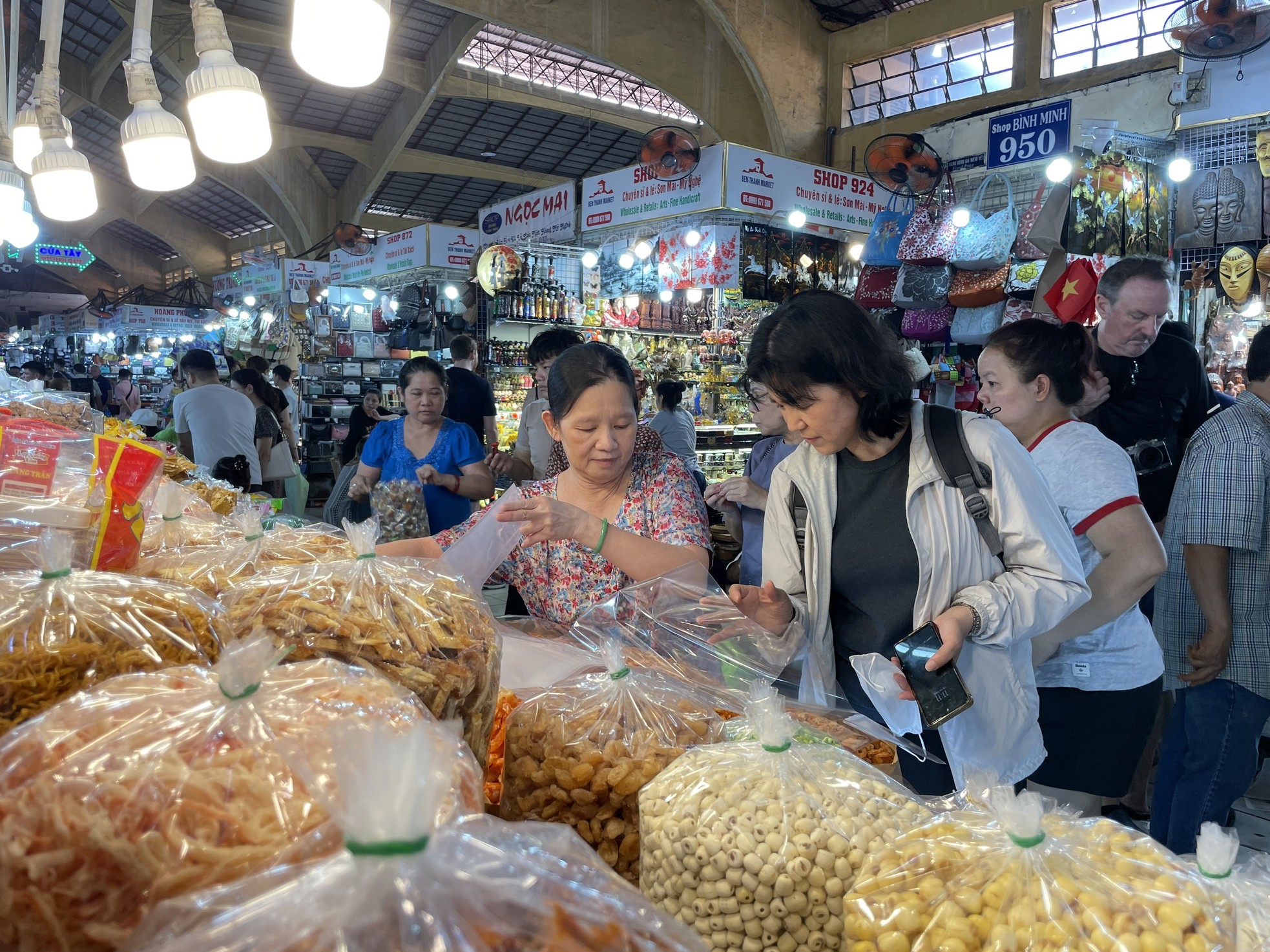 Chợ họp xuyên đêm, khách 'tràn' vào siêu thị từ mờ sáng 28 Tết ảnh 8