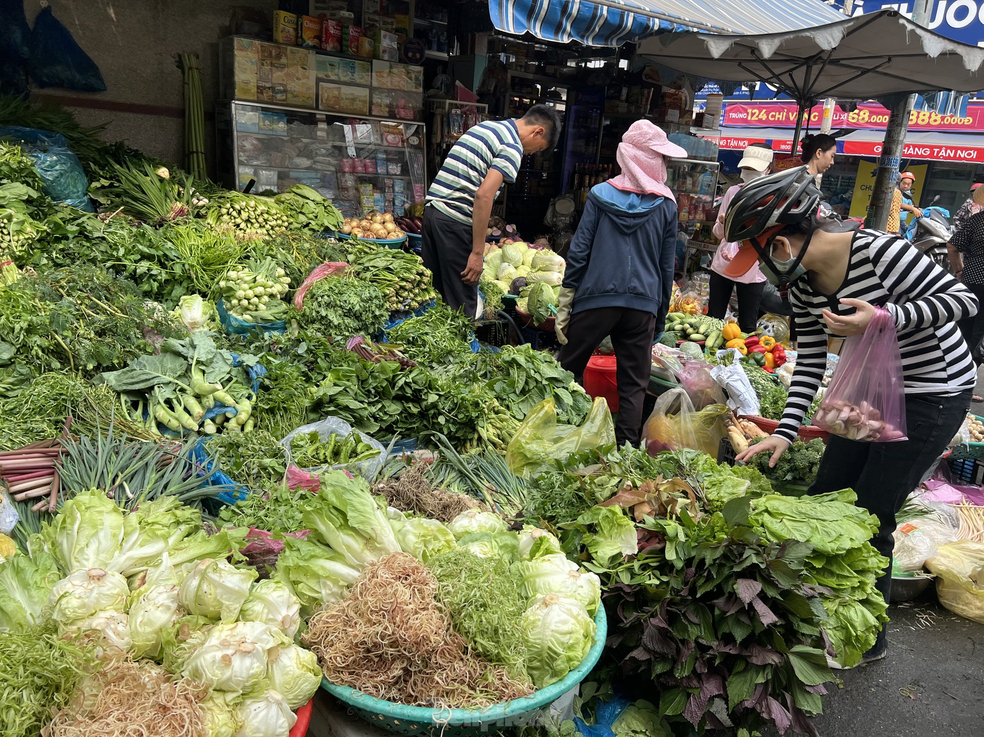 Phiên chợ 30 Tết: Chỉ cần hàng đẹp là xuống tiền ảnh 8