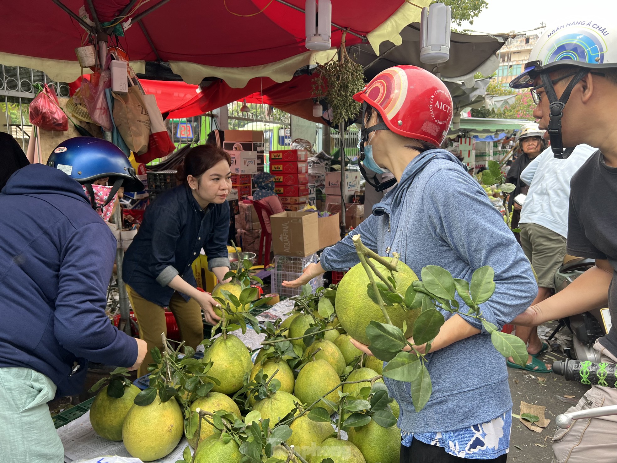 Phiên chợ 30 Tết: Chỉ cần hàng đẹp là xuống tiền ảnh 1