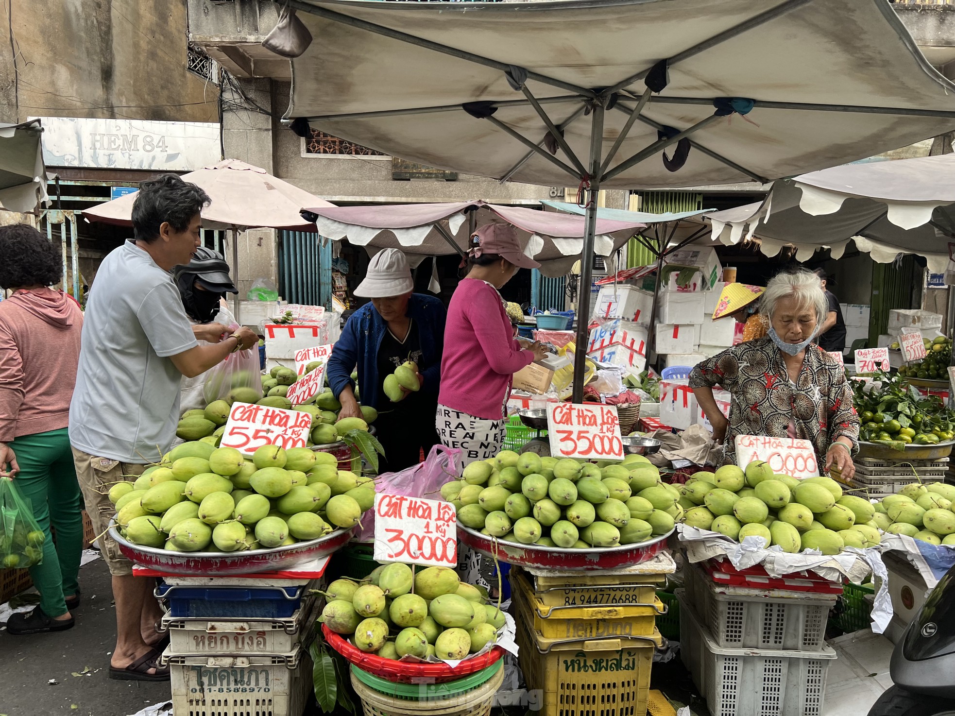 Phiên chợ 30 Tết: Chỉ cần hàng đẹp là xuống tiền ảnh 3