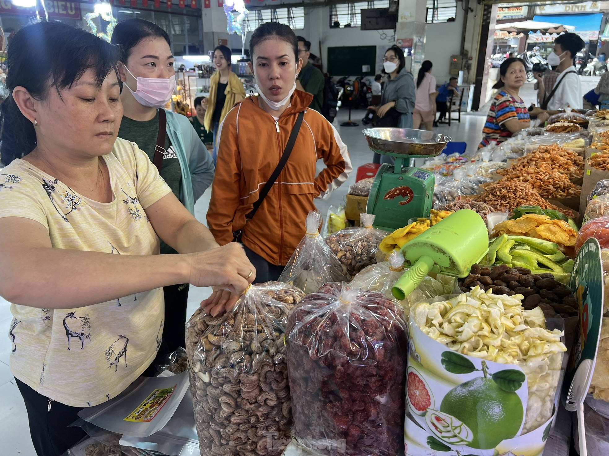 Hàng hóa 'khuyến mãi tưng bừng, ăn mừng lễ lớn' ảnh 2