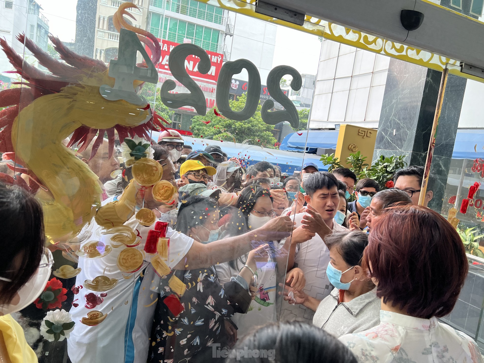 Mua bán vàng tại TPHCM: Chỗ chen chúc, nơi vắng hoe ảnh 1