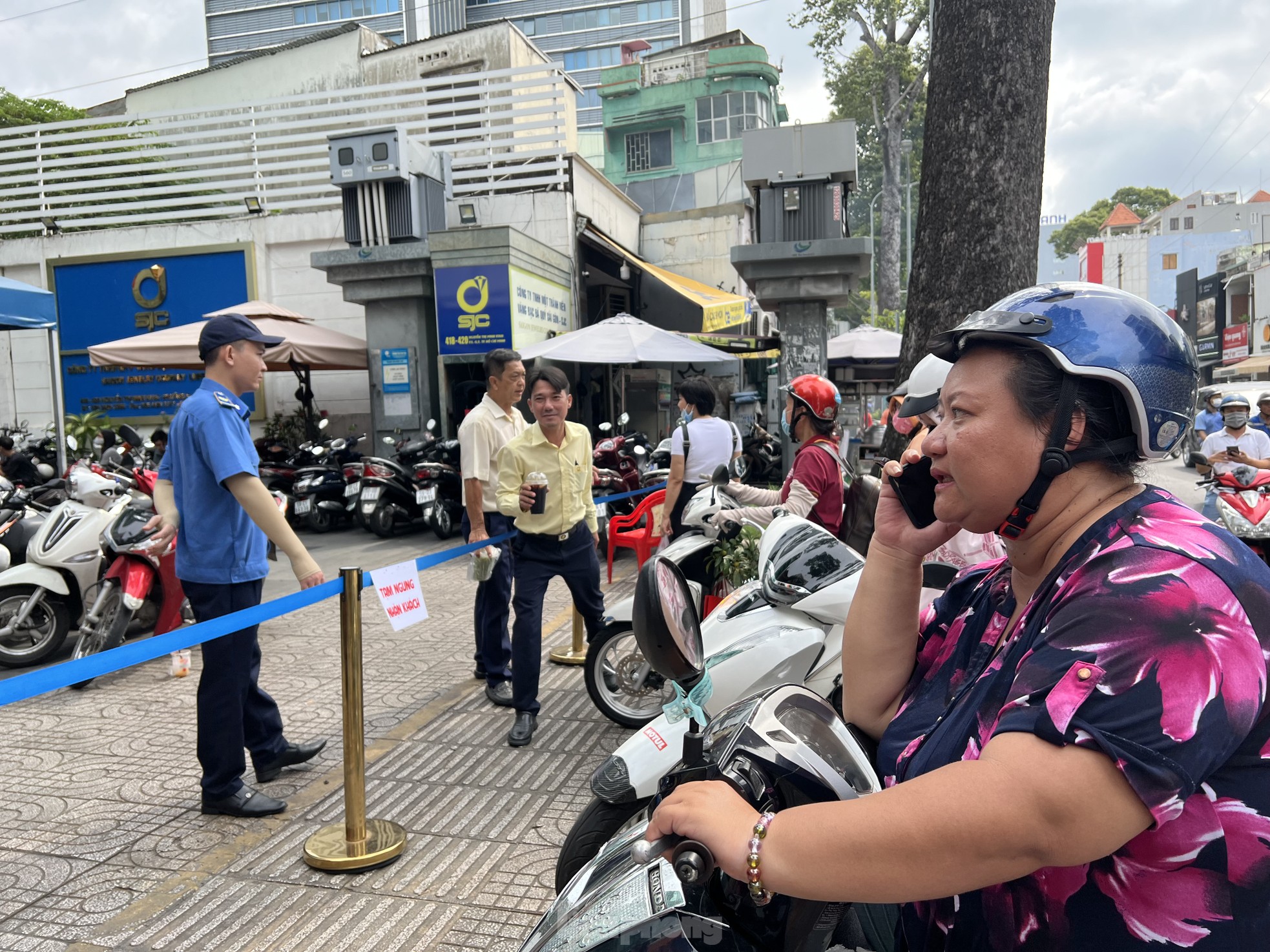 Mua bán vàng tại TPHCM: Chỗ chen chúc, nơi vắng hoe ảnh 7