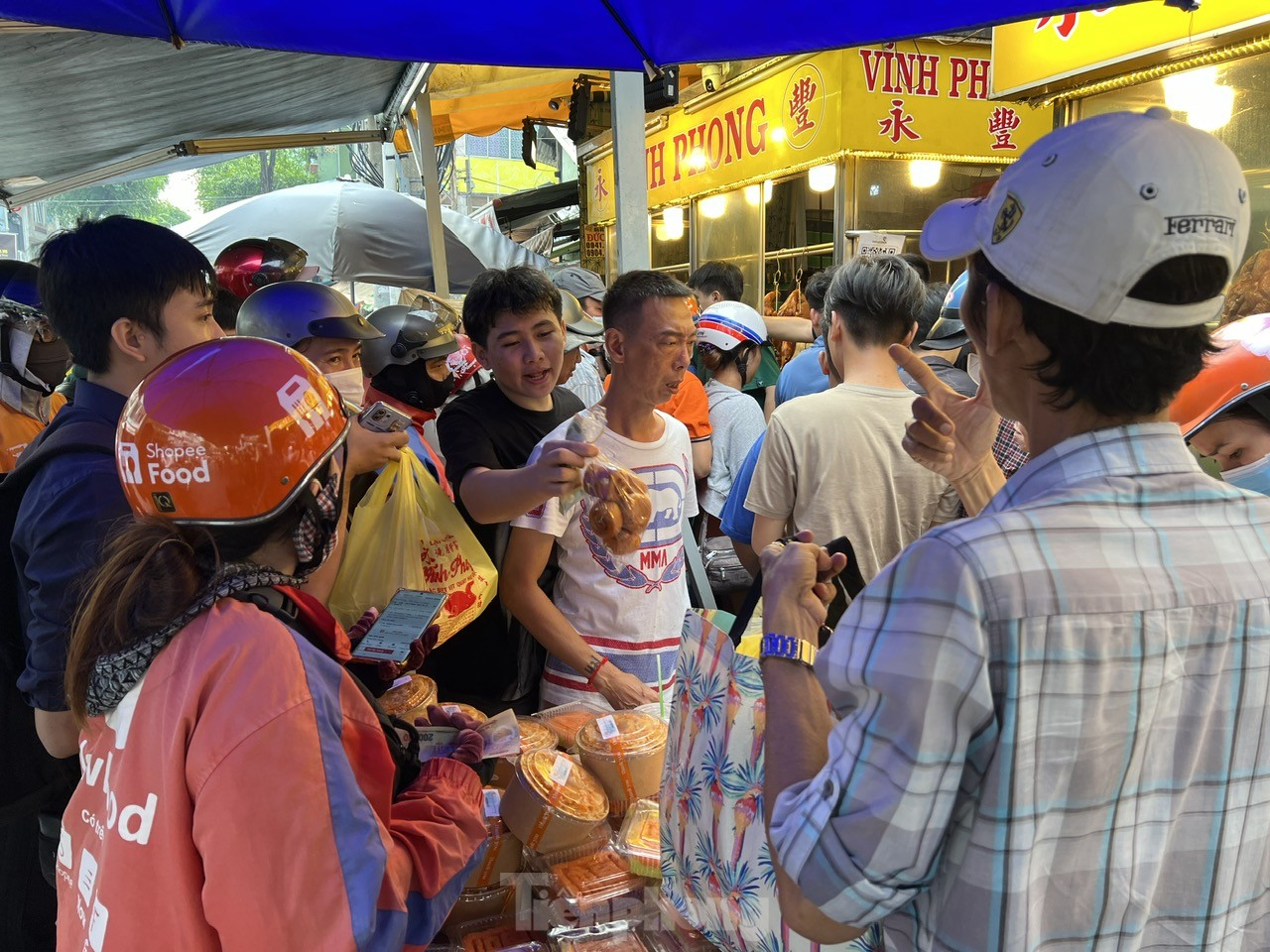 Massen von Menschen in Ho-Chi-Minh-Stadt standen Schlange, um gebratene Hühner und Enten zu kaufen, um damit das Doan-Ngo-Festival zu feiern, Foto 2