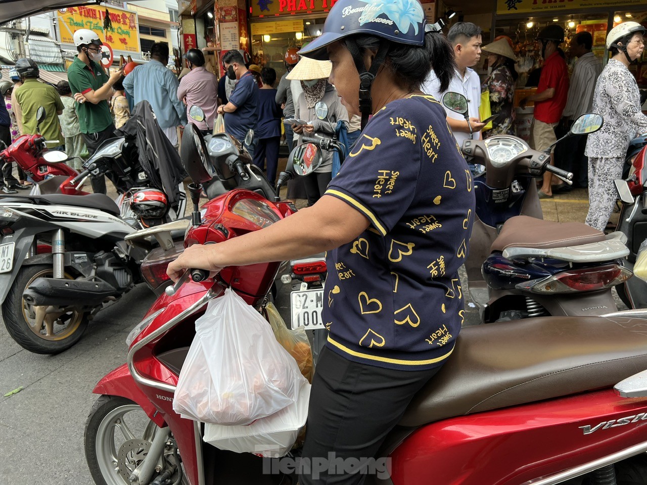 Massen von Menschen in Ho-Chi-Minh-Stadt standen Schlange, um gebratene Hühner und Enten zu kaufen, um Doan Ngo Tet anzubeten, Foto 10