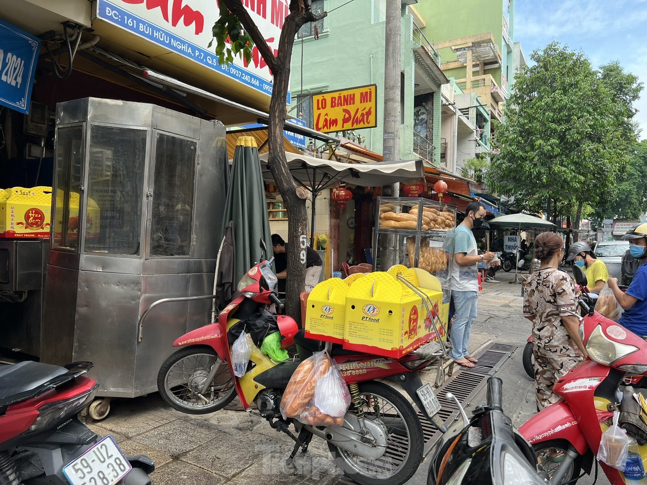 Massen von Menschen in Ho-Chi-Minh-Stadt standen Schlange, um gebratene Hühner und Enten zu kaufen, um damit das Doan-Ngo-Festival zu feiern, Foto 9