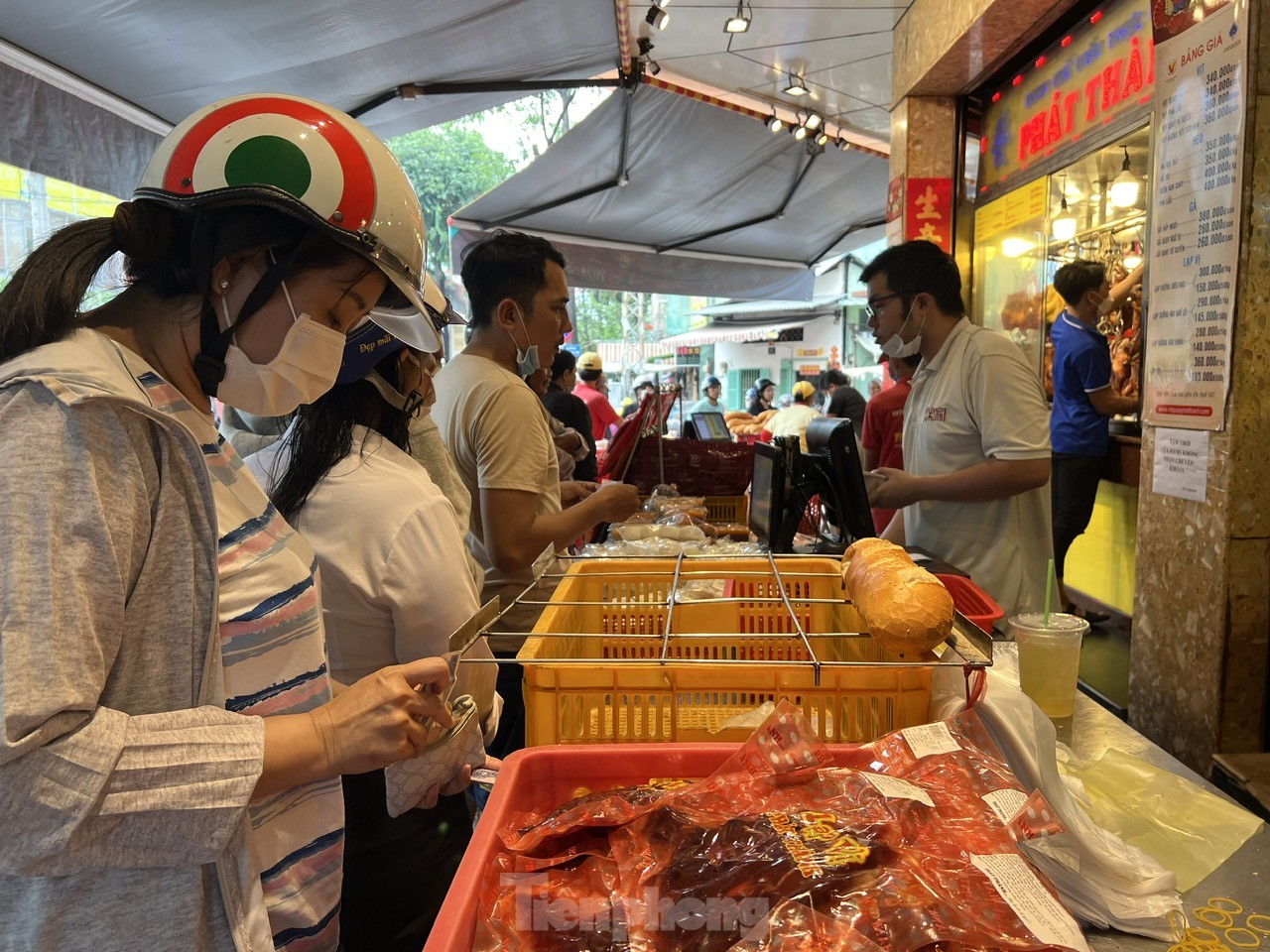 Massen von Menschen in Ho-Chi-Minh-Stadt standen Schlange, um gebratene Hühner und Enten zu kaufen, um damit das Doan-Ngo-Festival zu feiern, Foto 3