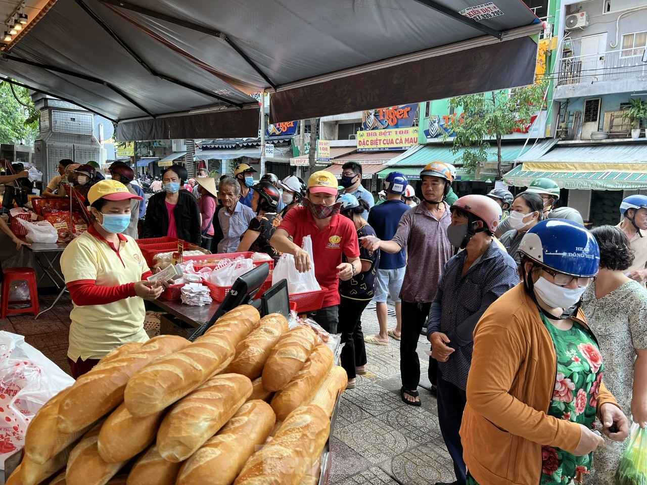 Massen von Menschen in Ho-Chi-Minh-Stadt standen Schlange, um gebratene Hühner und Enten zu kaufen, um damit das Doan-Ngo-Festival zu feiern, Foto 5