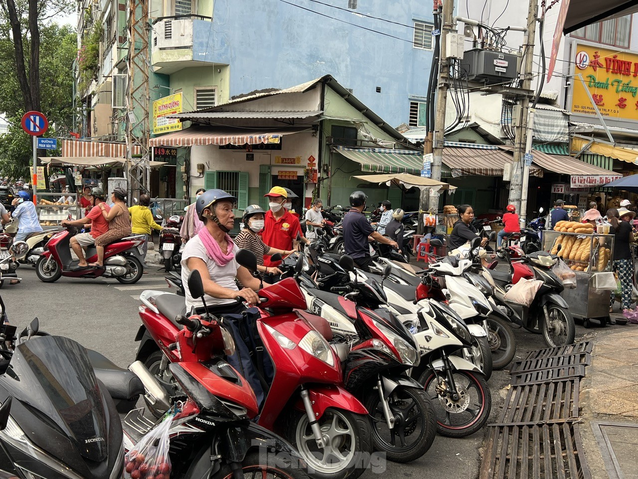 Massen von Menschen in Ho-Chi-Minh-Stadt standen Schlange, um gebratene Hühner und Enten zu kaufen, um damit das Doan-Ngo-Festival zu feiern, Foto 8